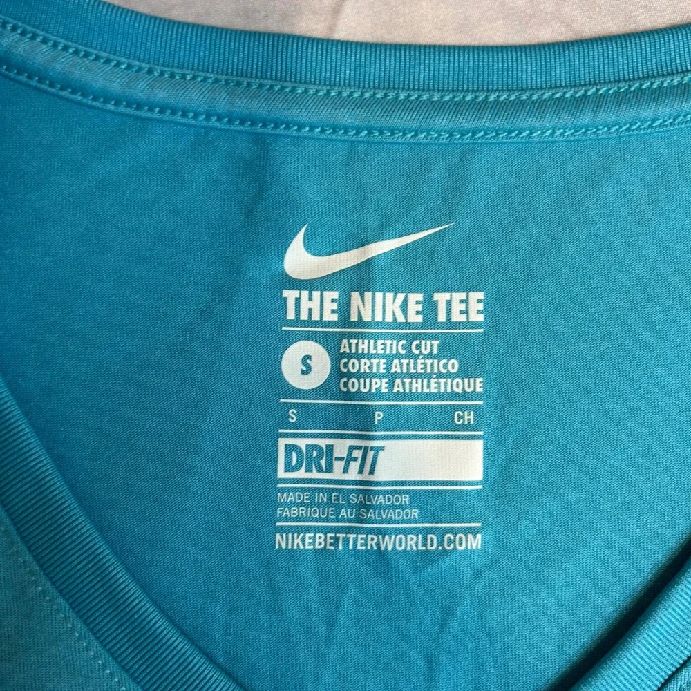 Nike Womens Dri-FIT V-Neck Athletic T-Shirt Turquoise Blue Small 684683-418